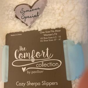 NWT Pavilion Gift Co. - The Comfort Collection cream color sherpa slippers, OS